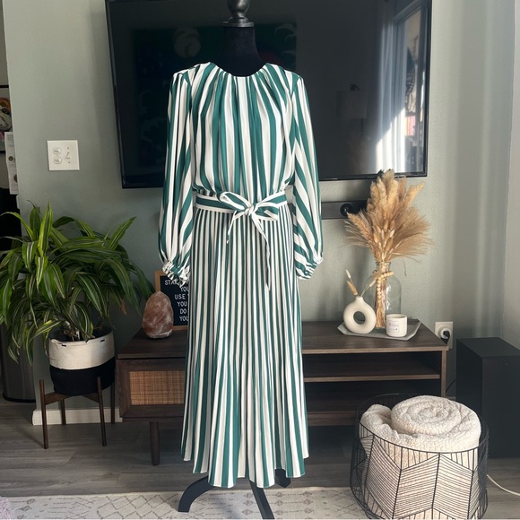 Gathered Sleeve Dress with Tie
Belt - The Who's She - AYR - Picture 4 of 6